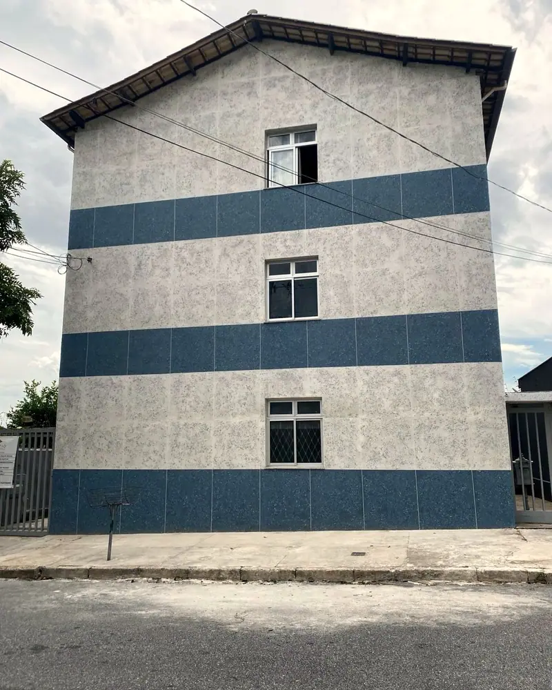 Fachada no Padre Eustáquio depois da revitalização, com faixas azuis e novo acabamento