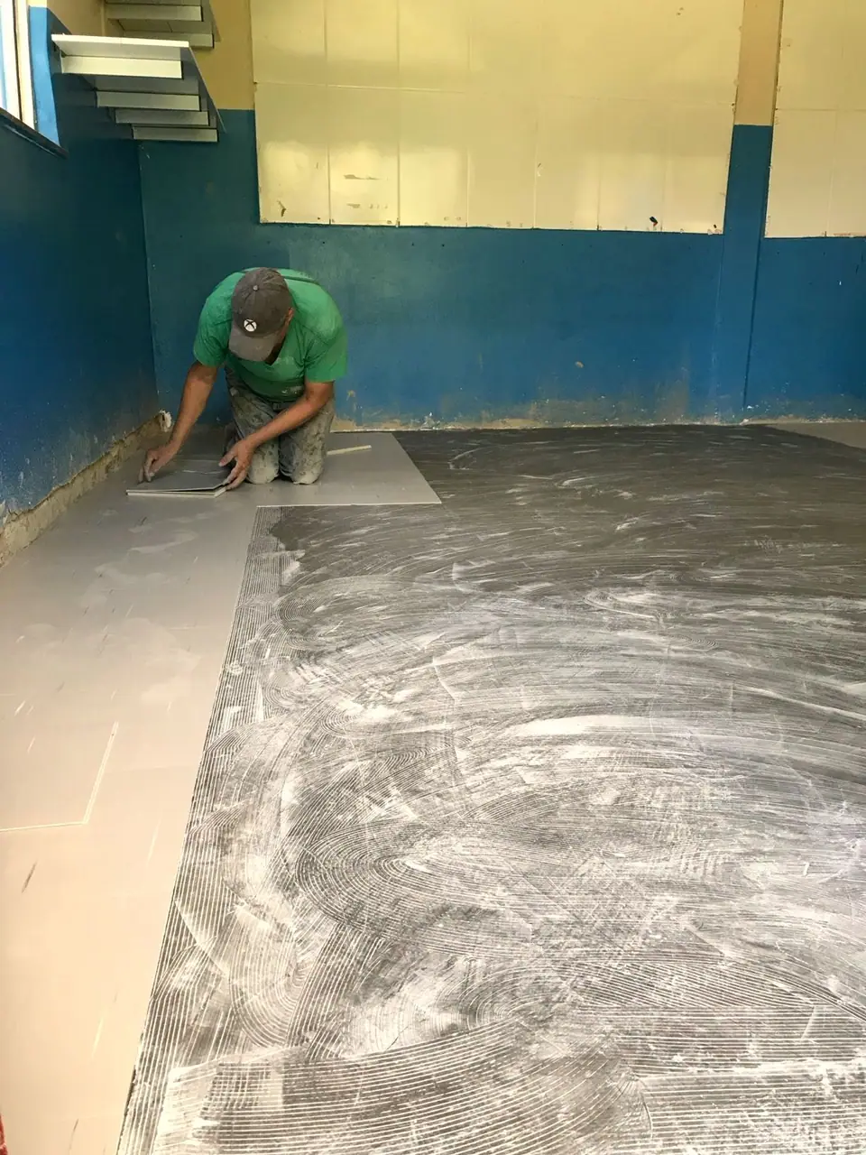 Instalação de piso em sala da escola