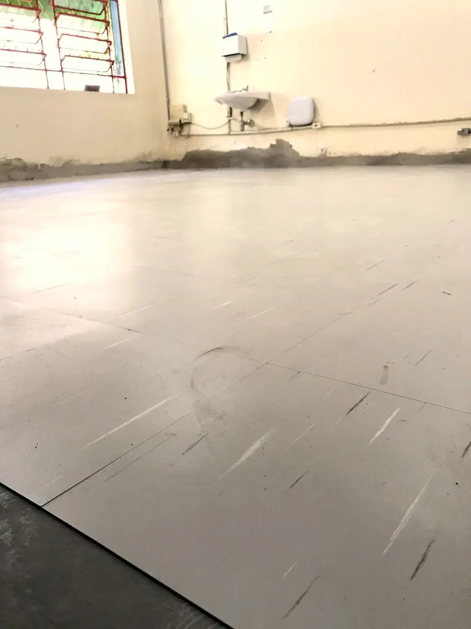 Piso instalado em ambiente escolar