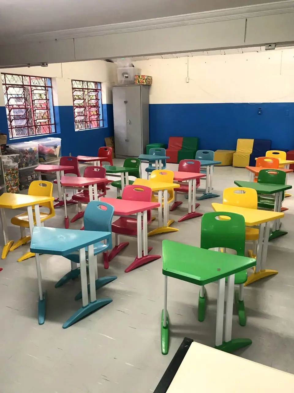 Sala de aula concluída e reorganizada com carteiras