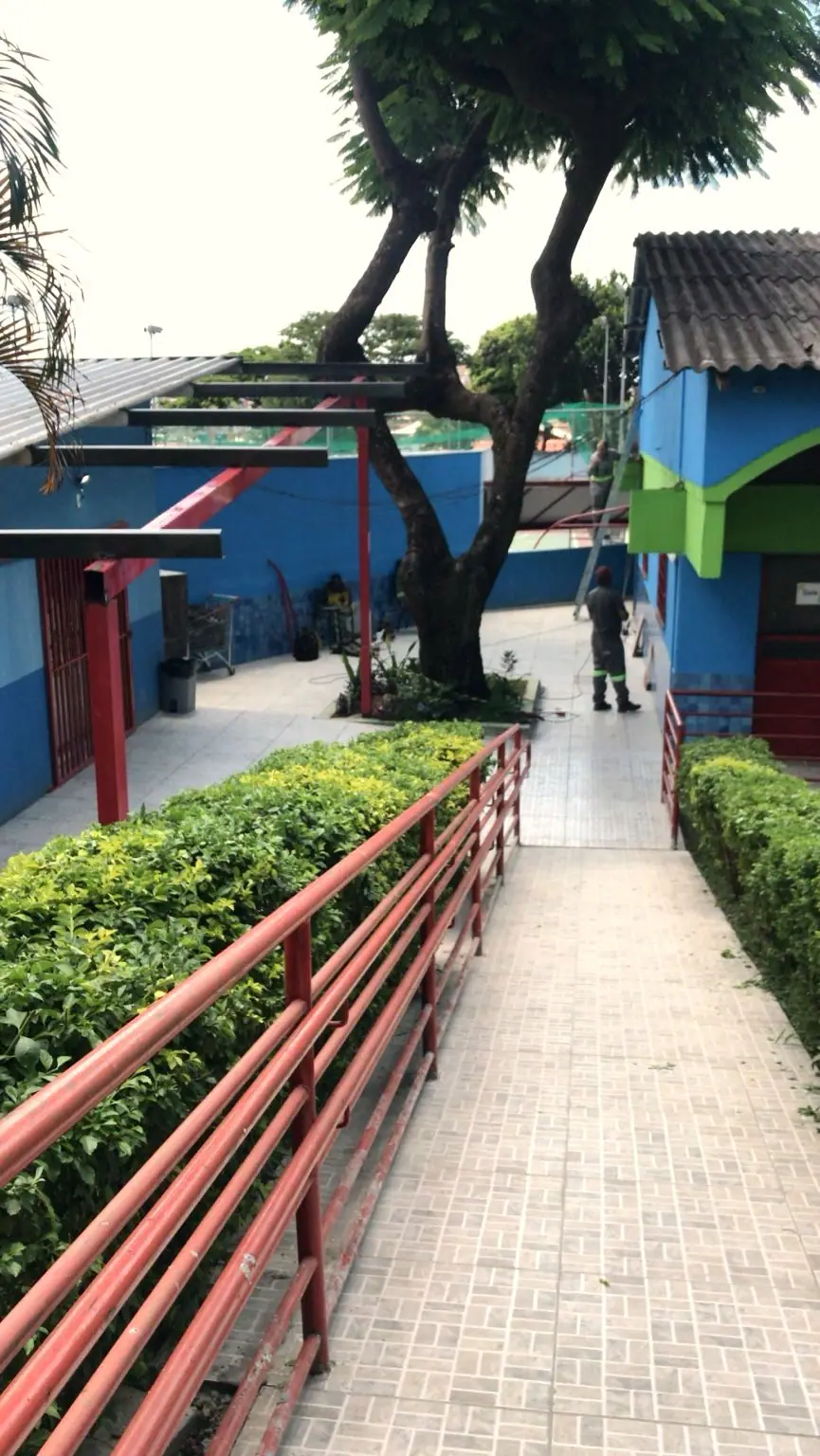 Rampa e circulação externa da escola