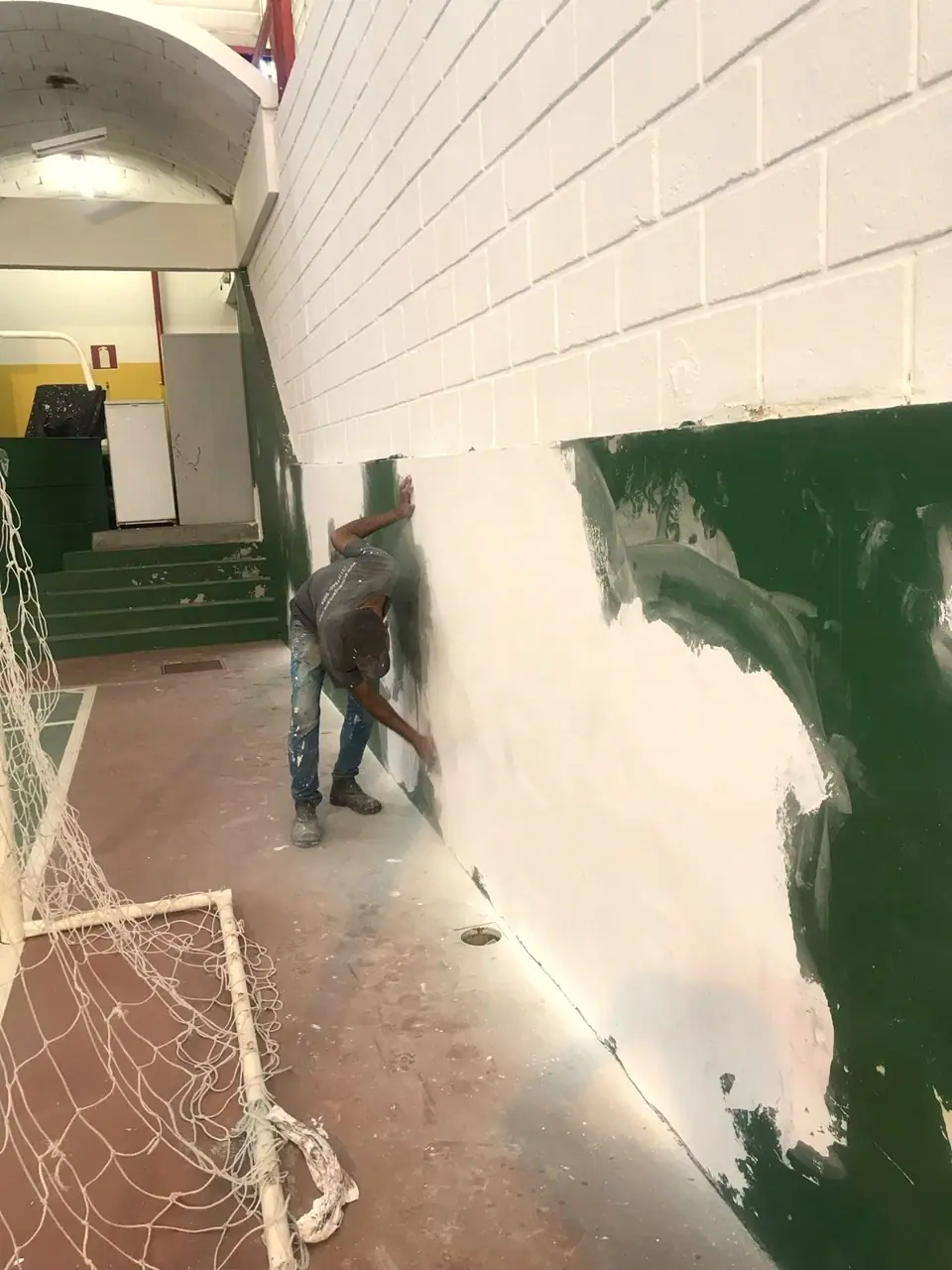 Tratamento das paredes da quadra durante a execução