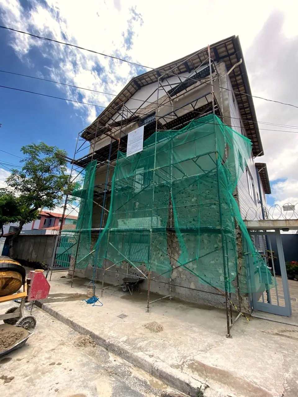 Andaimes instalados para revitalização da fachada
