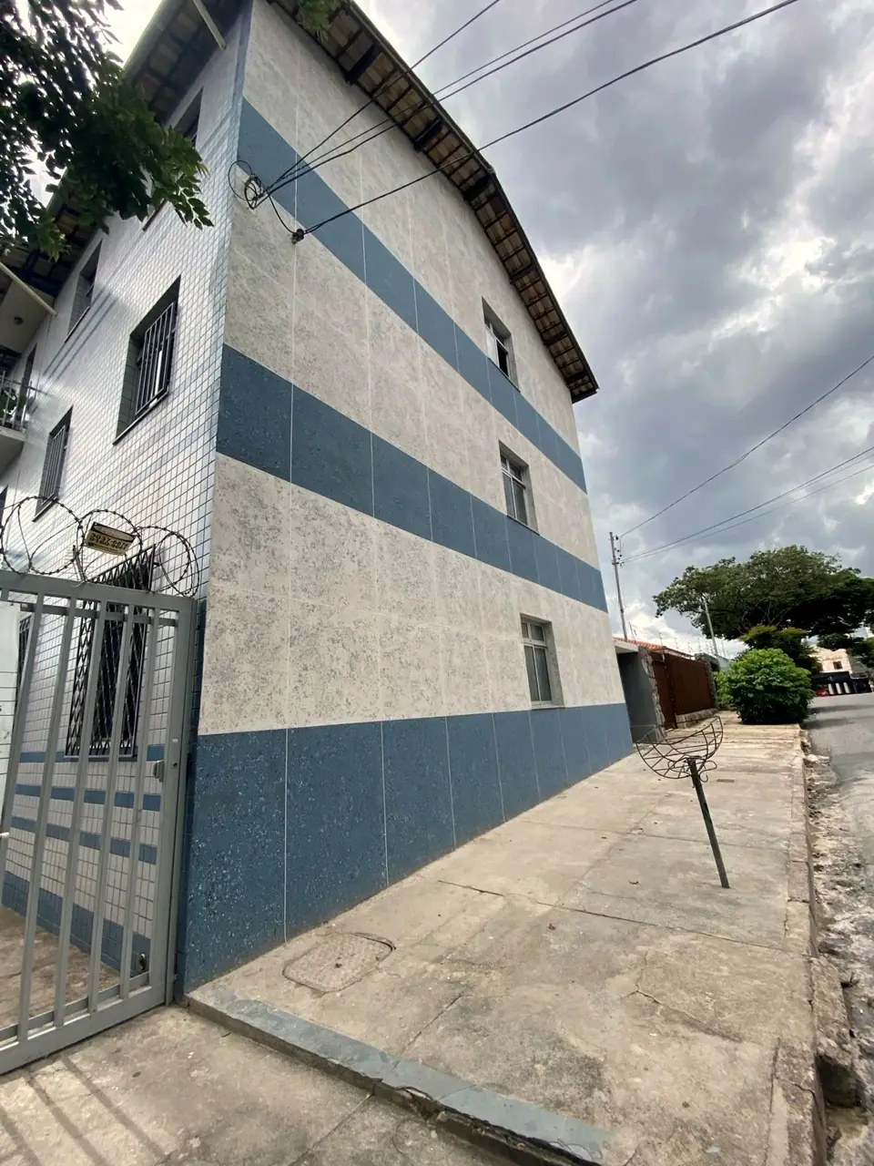 Vista lateral da fachada concluída
