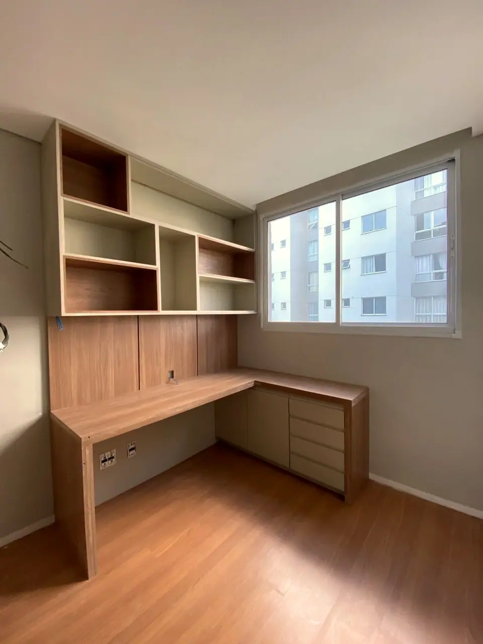 Acabamentos e marcenaria em montagem — reforma do apartamento no Grand Resort Jaraguá, registro 2