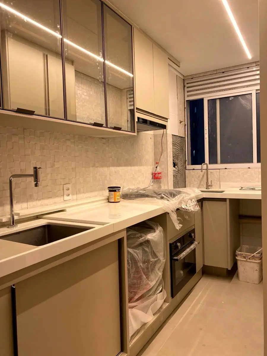 Cozinha reformada pela ACTIO em apartamento no Grand Resort Jaraguá