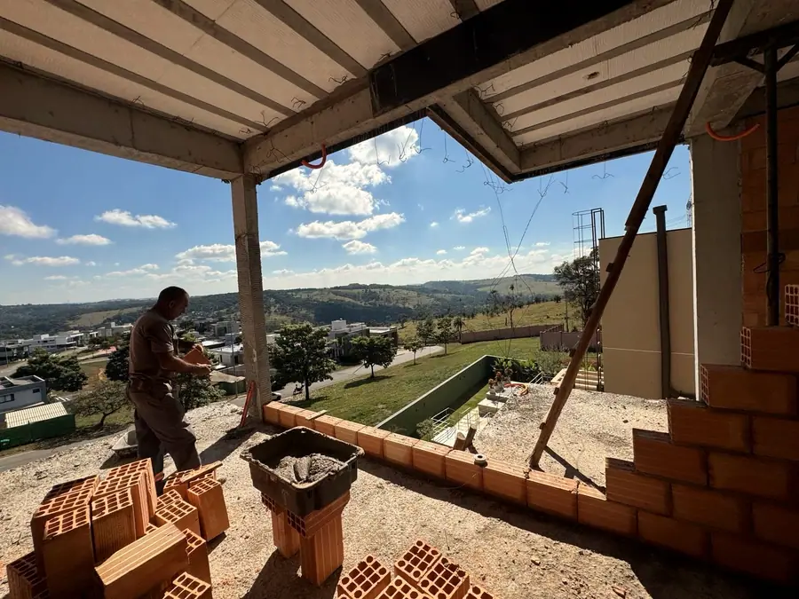 Profissional em obra da ACTIO assentando alvenaria