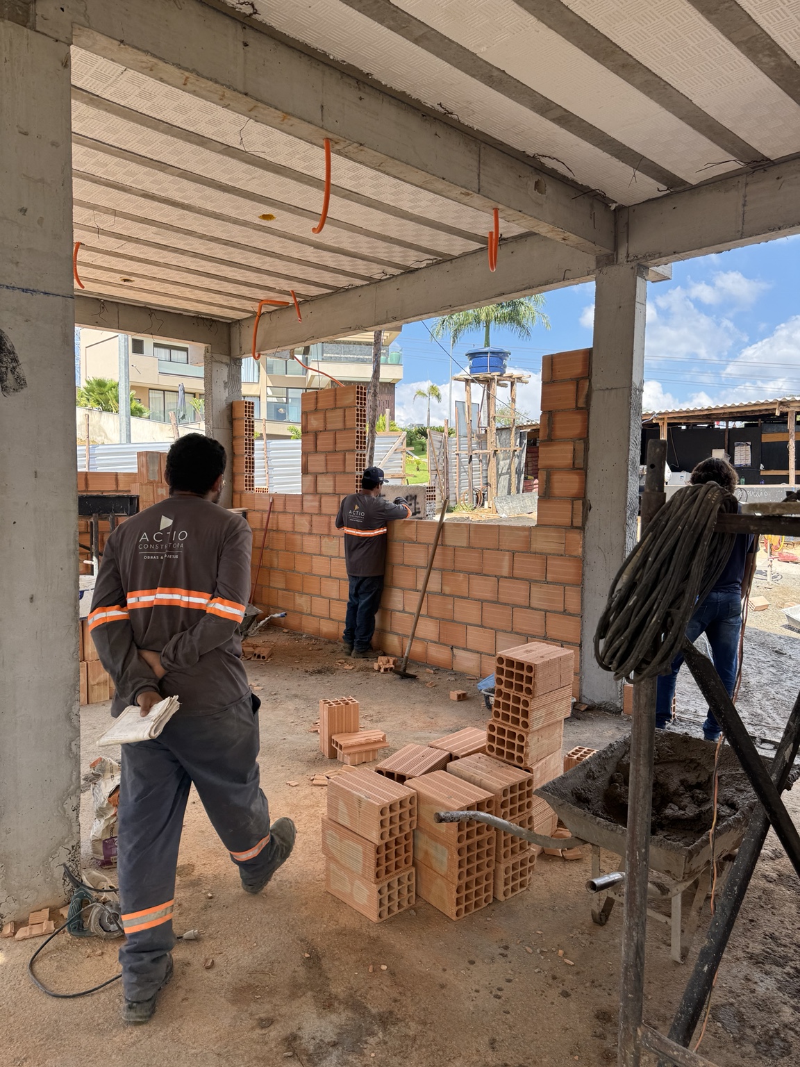 Alvenarias • Vedações • Instalações — Residência Alphaville, registro 1
